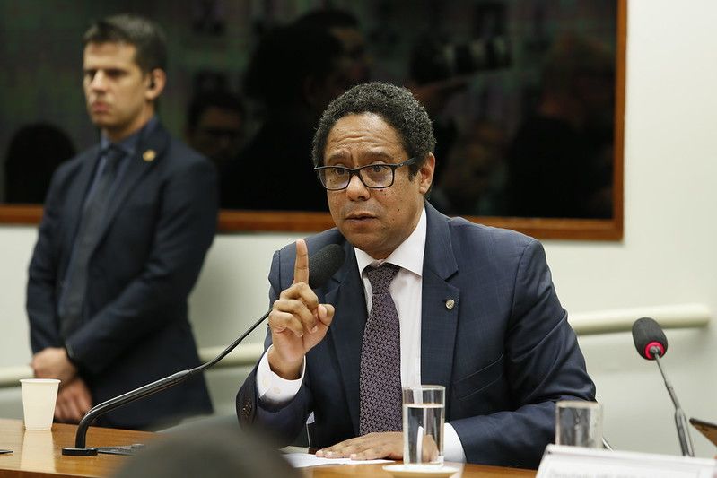 Orlando Silva diz que dados do Pnad reafirmam a realidade do racismo estrutural no Brasil