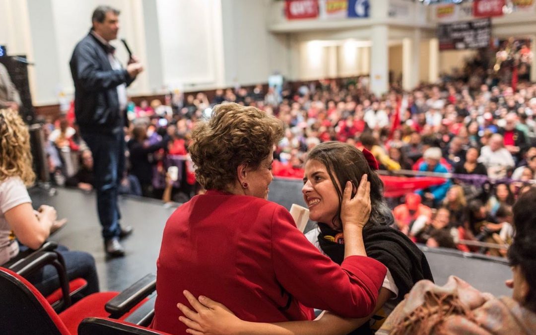 Camila Lanes recorda do golpe contra Dilma e a democracia