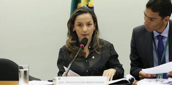 Promotoria eleitoral apura uso de robôs contra Marcivânia Flexa, candidata a prefeita de Santana (AP)