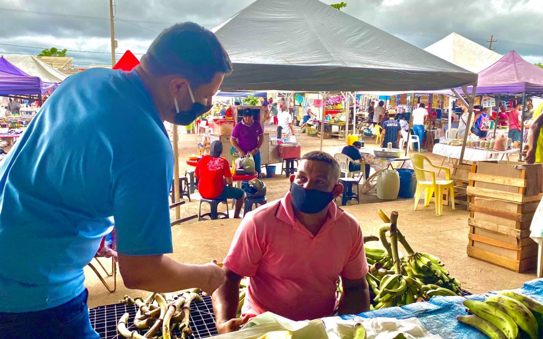 Samuel Costa visita Feira Livre de Porto Velho para ouvir demandas da população