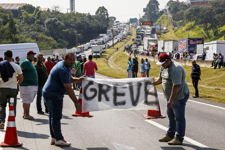 Apoiadores de Bolsonaro, caminhoneiros organizam protestos