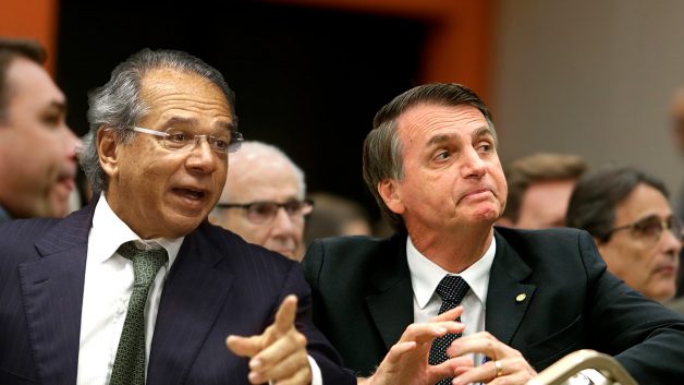 Bolsonaro afaga Guedes, mas crise segue no horizonte