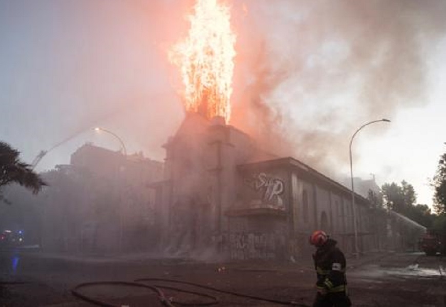 Chile: pinochetistas incendeiam igrejas para incriminar manifestantes