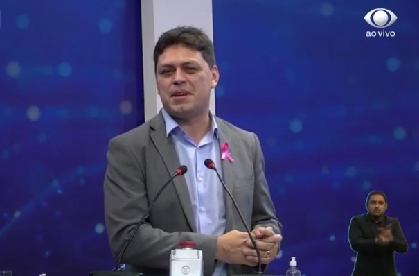 ”A oportunidade muda a vida das pessoas”, ressalta Marcelo Amil no primeiro debate na TV em Manaus