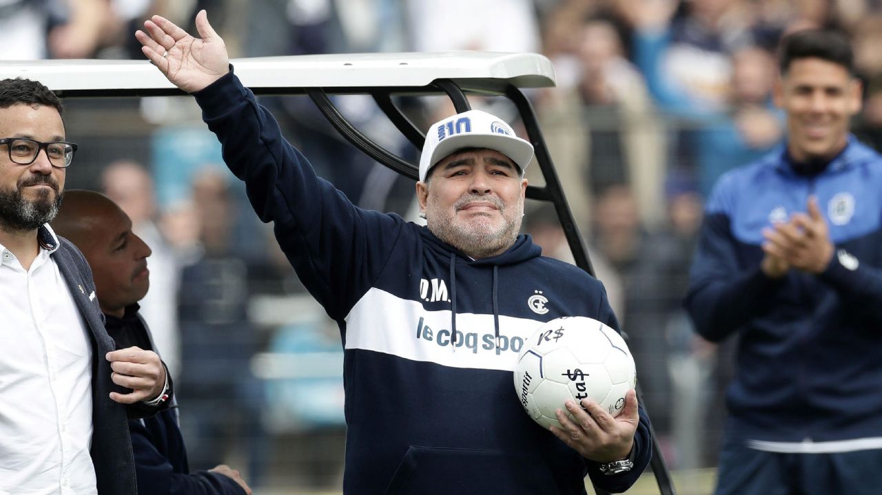 Deputados lamentam morte de Diego Maradona