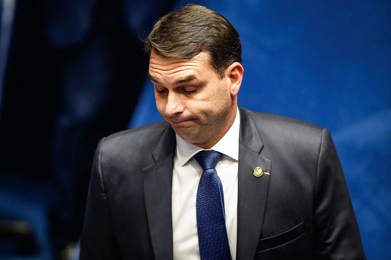 Flávio é citado em transação que envolveu suborno para desembargador