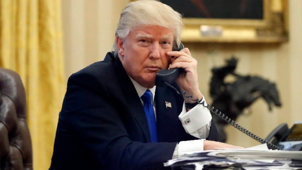 Ex-assessora diz que Trump sabia sobre apoiadores armados no Capitólio