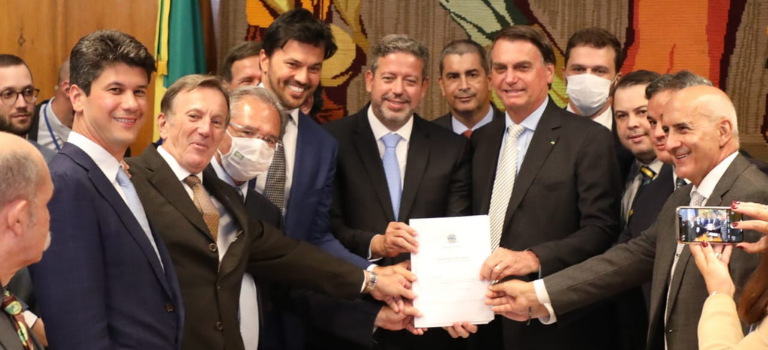 Bolsonaro entrega ao Congresso PL que visa privatizar os Correios