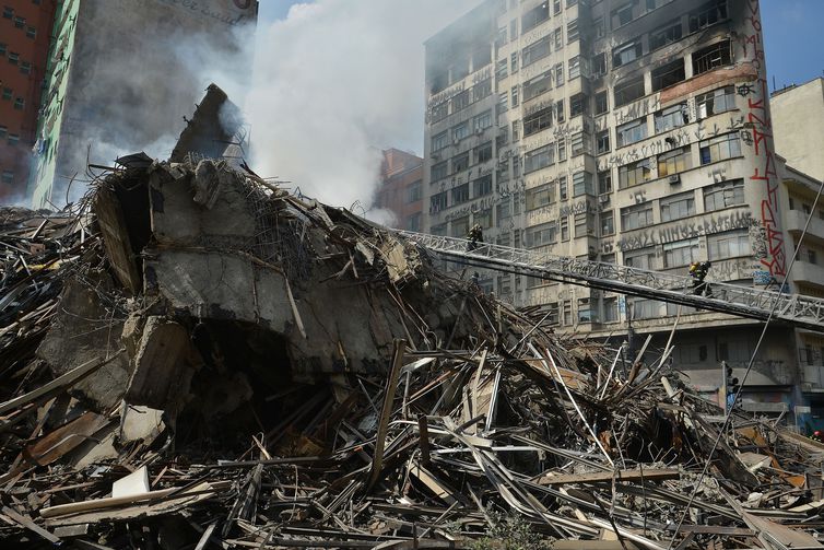 Após desabamento de prédio em SP, 44 pessoas ainda estão desaparecidas