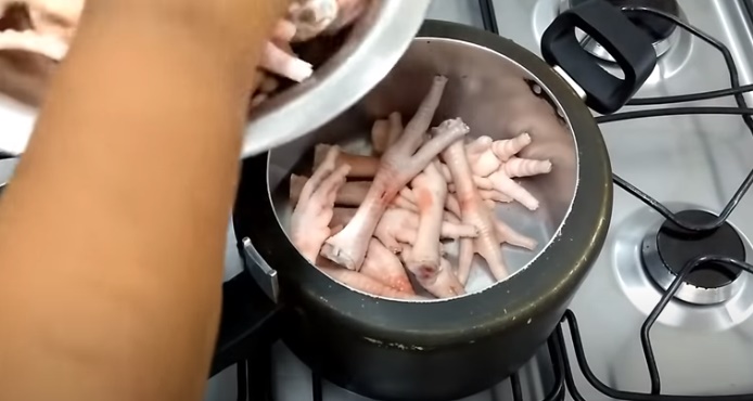 Com aumento da carne bovina, preço do pé de frango dispara