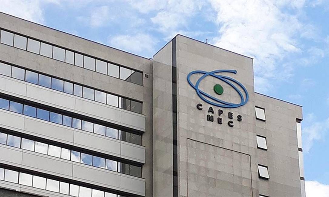 Mais 3 pesquisadores renunciam a cargos na Capes