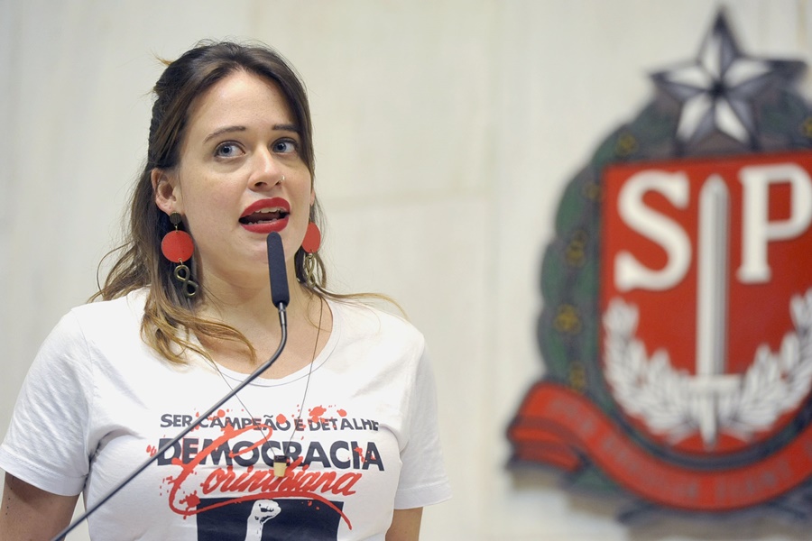Isa Penna faz boletim de ocorrência por ameaças de estupro e morte