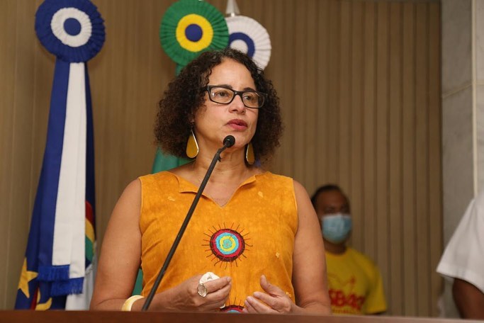 Luciana critica método Bolsonaro de não enfrentar problemas do país