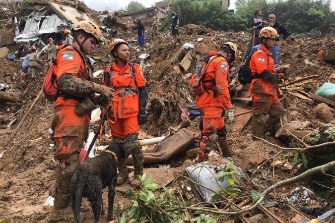 Equipe mínima e falta de equipamentos dificultam buscas em Petrópolis