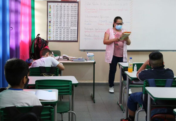 Governo de SP determina que alunos mostrem comprovante de vacina