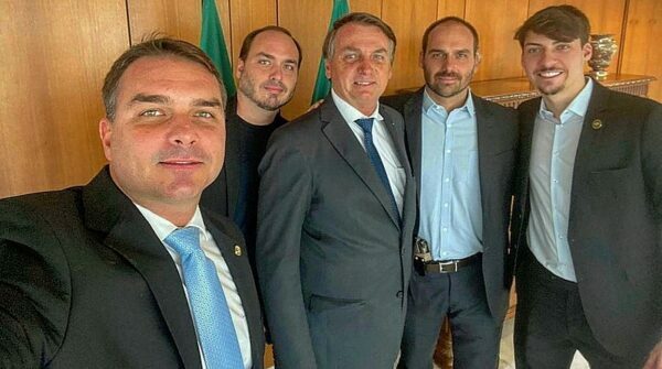 Novo diretor da PF troca comando de setor que investiga Bolsonaro