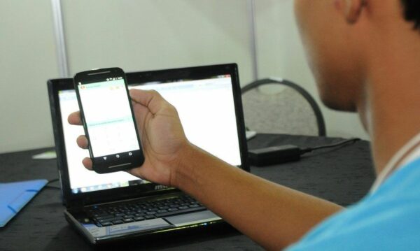 Setor de serviços recua em fevereiro com carestia e queda na renda