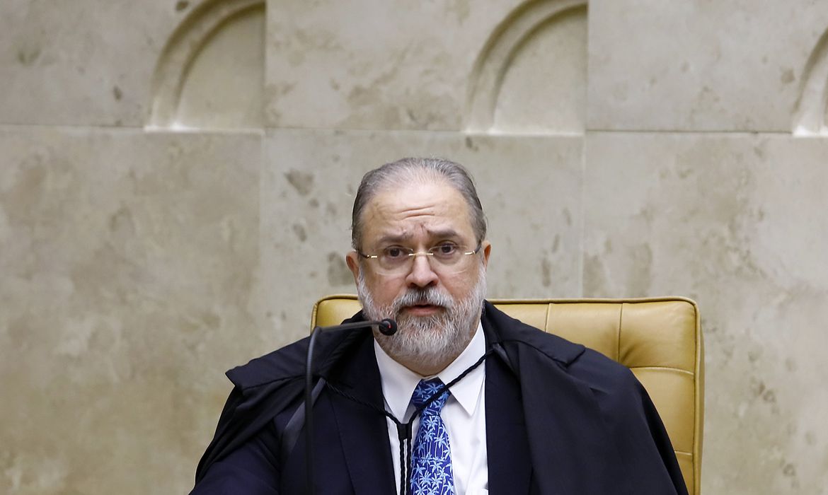 Aras indagado em Paris: “vai continuar engavetando o bolsolão do MEC?”