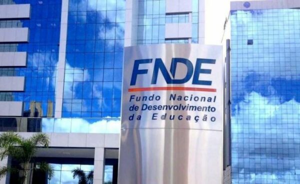 Governo Bolsonaro autoriza construção de 2 mil ‘escolas fake’