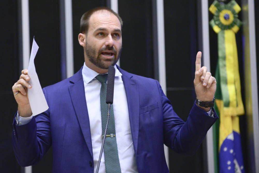 Eduardo Bolsonaro e Weintraub trocam ataques e ameaças no Twitter