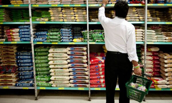Brasileiros se endividam com cartão de crédito para comprar alimentos