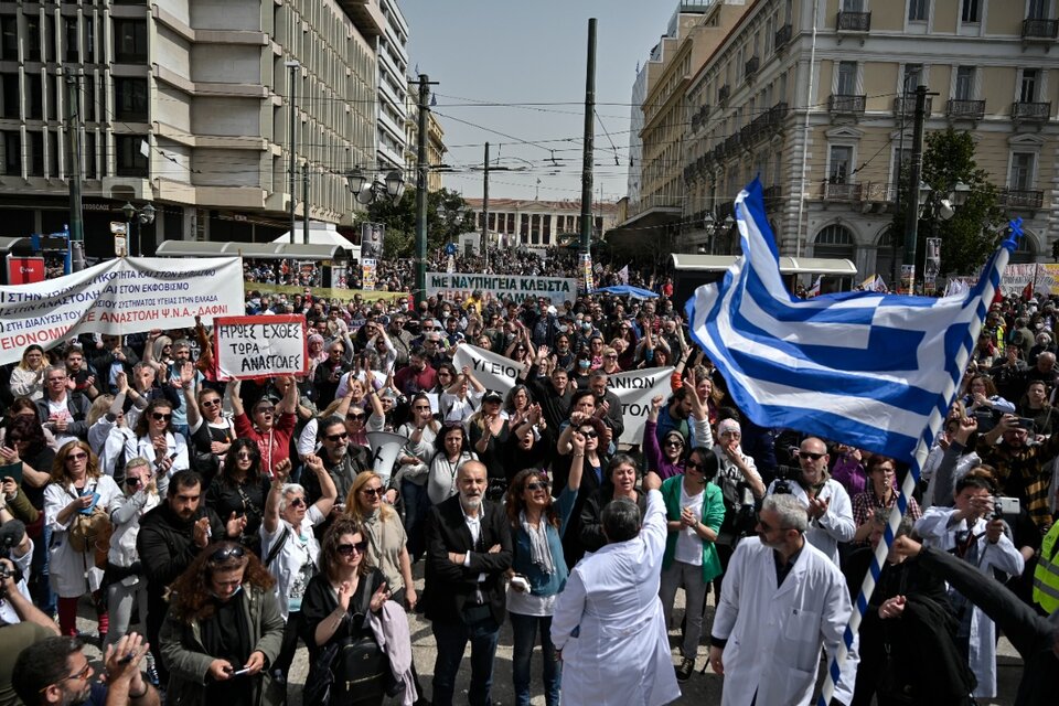 Trabalhadores gregos fazem greve contra arrocho salarial