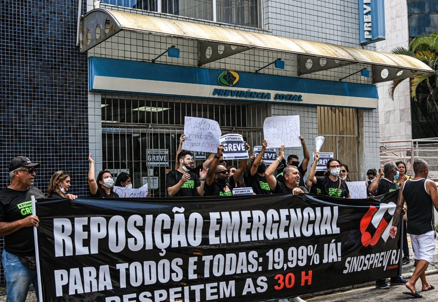 Em greve, servidores do INSS acionam STJ contra corte de ponto