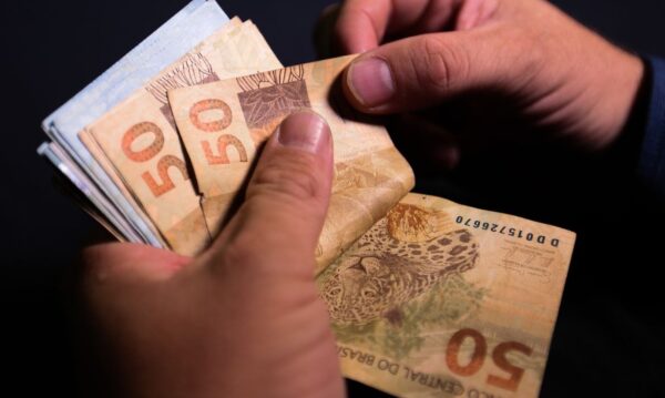Juros altos afetam capacidade de pagamento das famílias e empresas