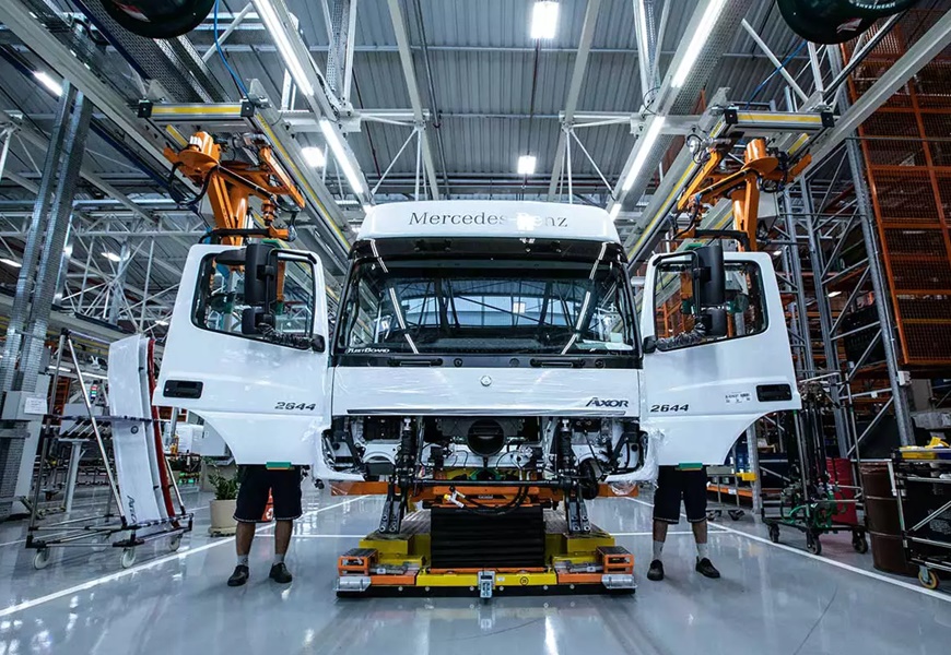 Mercedes-Benz dá férias coletivas a mais 5,6 mil trabalhadores
