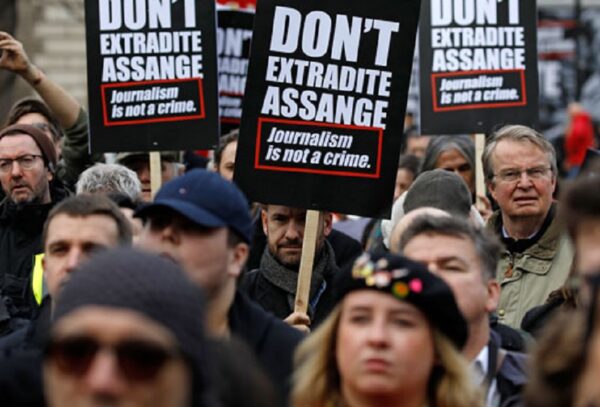 Justiça britânica emite ordem de extraditar Assange aos EUA