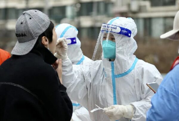 Com quase 1 milhão de mortos por Covid, EUA critica esforço da China