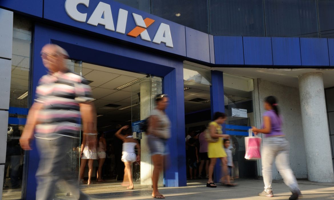 Renda em queda e inflação alta: saque na poupança é maior desde 1995