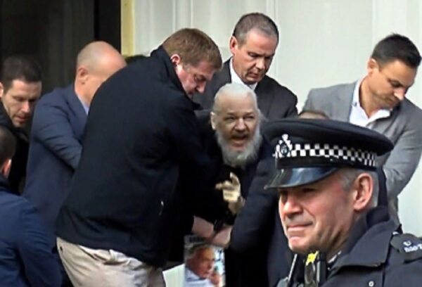 Grupo de Puebla exorta governo inglês a não extraditar Assange aos EUA