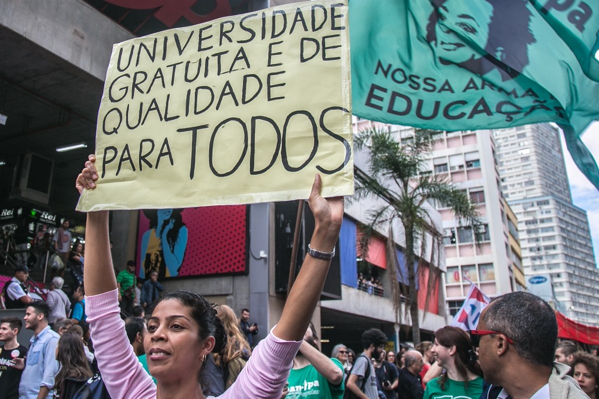 Deputados querem impedir mensalidade em universidades públicas