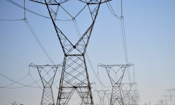 Na contramão do mundo, governo inicia privatização da Eletrobras