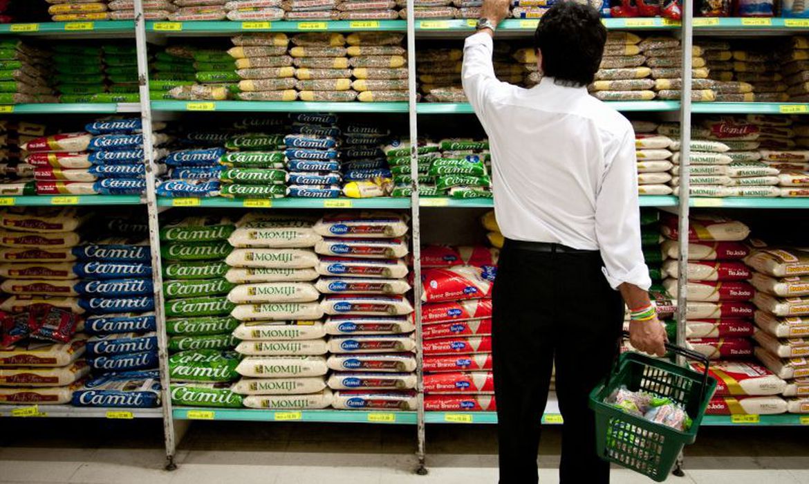 Carestia tira leite, óleo de soja e carne da mesa dos brasileiros