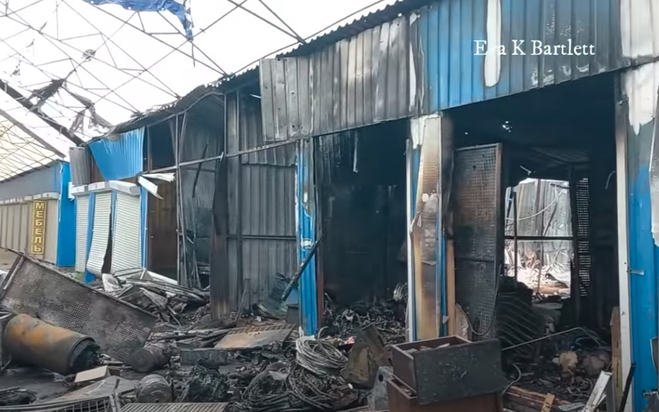 Ucranianos bombardeiam mercado em Donetsk e deixando mortos e feridos
