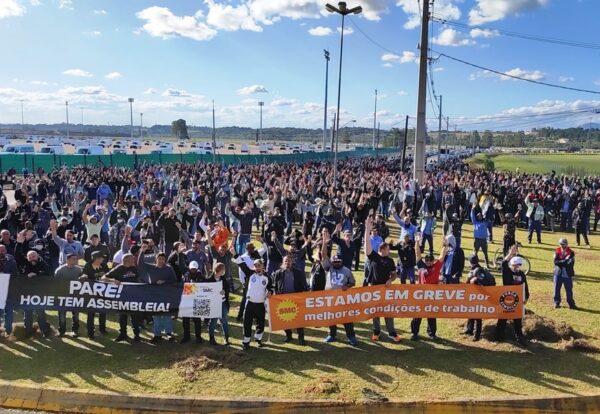 Metalúrgicos da Renault mantêm greve até empresa abrir negociação