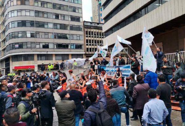 Protestos em Medellín e Bogotá exigem retorno de prefeito ilegalmente