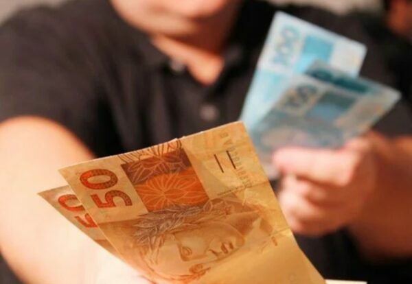 Governo mantém salário mínimo sem aumento real para 2023