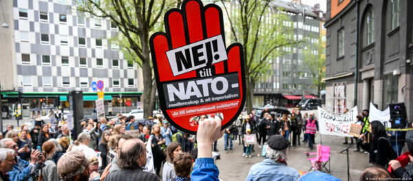 Suecos protestam contra decisão do governo de aderir à Otan