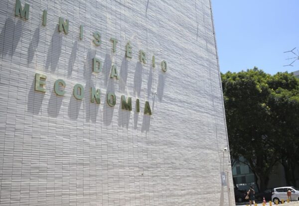 Servidores do Tesouro Nacional aprovam greve por tempo indeterminado
