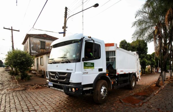 Orçamento Secreto: governo compra caminhões de lixo superfaturados