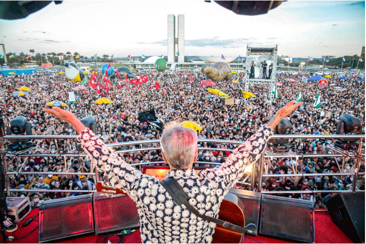 Caetano: “O Brasil tem alma, o Brasil tem gente, o Brasil resiste”