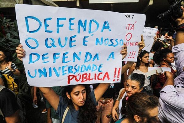 Cida Pedrosa: Educação não é gasto, é investimento