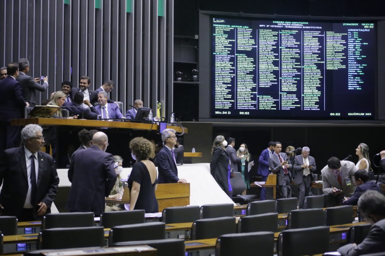 Deputados tornam permanente aumento de auxílio só para ano eleitoral