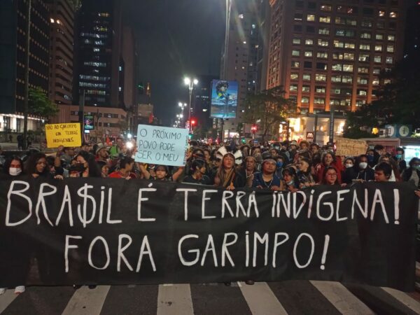 “Fora garimpo”, manifestantes denunciam crimes contra Yanomamis em SP