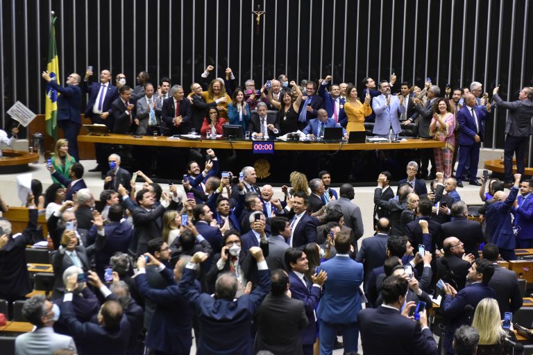 Piso salarial da Enfermagem, vitória histórica e extraordinária!