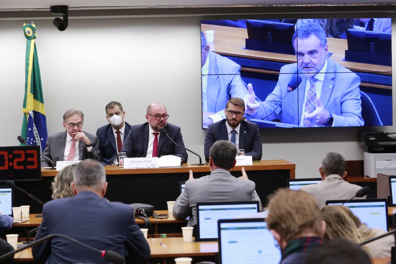 Daniel Almeida cobra revogação da reforma trabalhista