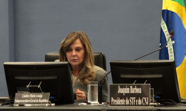 Vice-procuradora ignora crime e rejeita denúncia contra Bolsonaro
